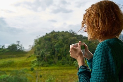 コーヒーを飲む女性