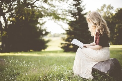 外で本を読む女性