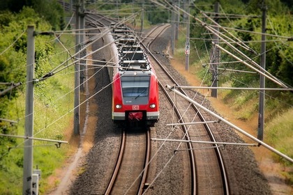 線路を走る電車