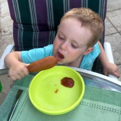 アメリカンドッグを食べる子供