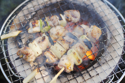 炭火で焼く焼き鳥