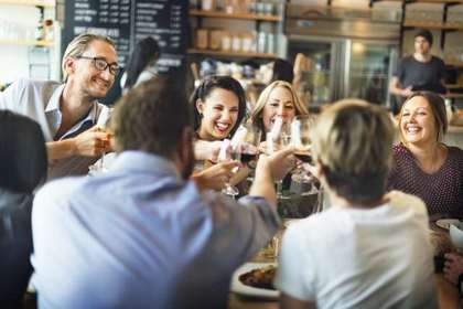 盛り上がる飲み会のワンシーン