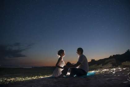 夜空の下の男女