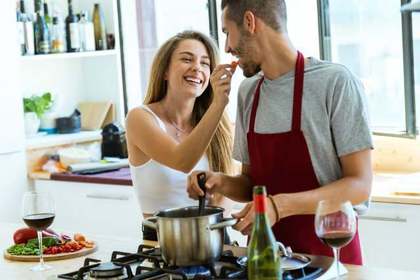 料理をする男女