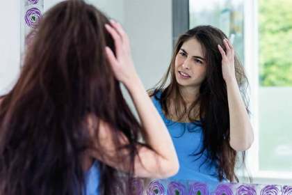 ヘアセット中の女性