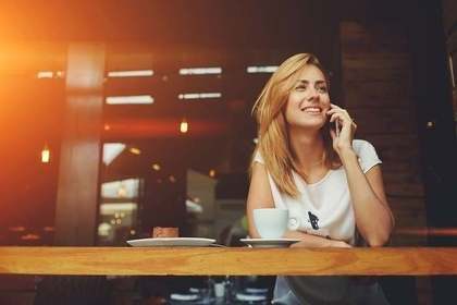 カフェで電話をする女性