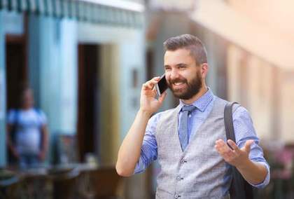 ジェスチャーしながら電話をする男性