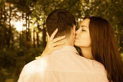 耳にキスをする女性