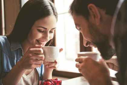 飲み物を飲む男女