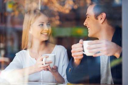 カフェで話をする男女