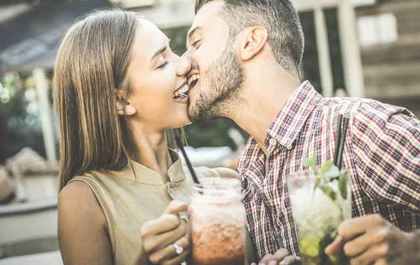 笑顔でキスする男女