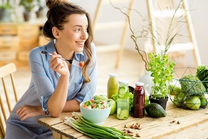 食べる女性