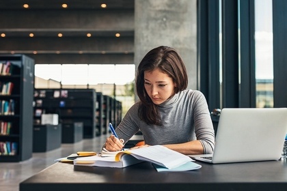 勉強中の女性