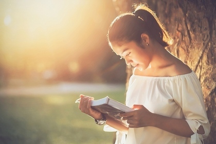 本を読む女性