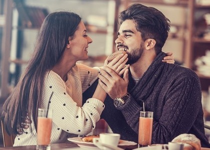 男性にお菓子を食べさせる女性