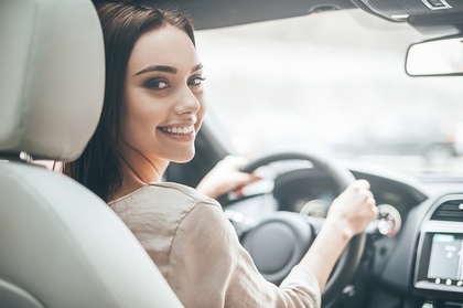 車を運転する女性