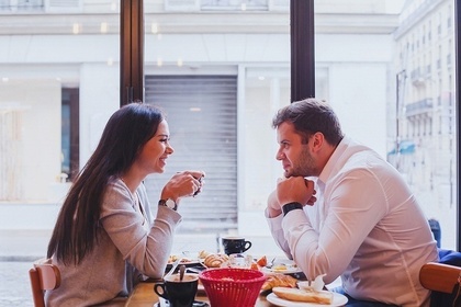 会話をする男女