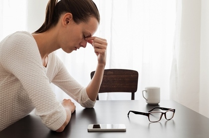 恋人からの連絡を待つ女性