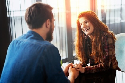 会話をする男女