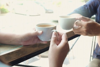 コーヒーを飲むカップル