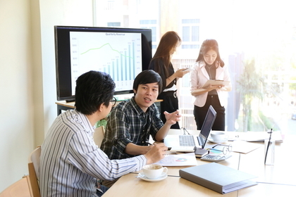 会議室で話をする人たち