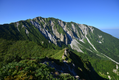 固い岩山