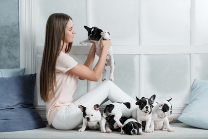 子犬と女性