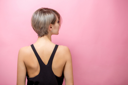 ショートヘアの女性