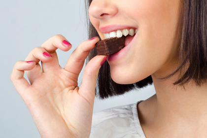 チョコレートを食べる女性